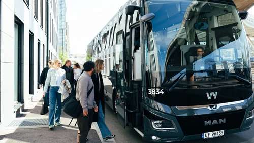 Ungt par på vei inn i bussen på en holdeplass