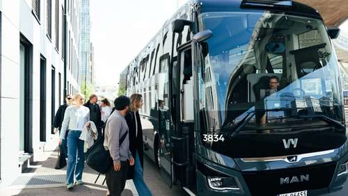 Ein Vy-buss som står parkert utanfor ein bygning