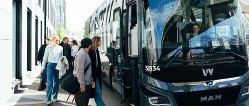 En gruppe som går om bord i en turbuss.