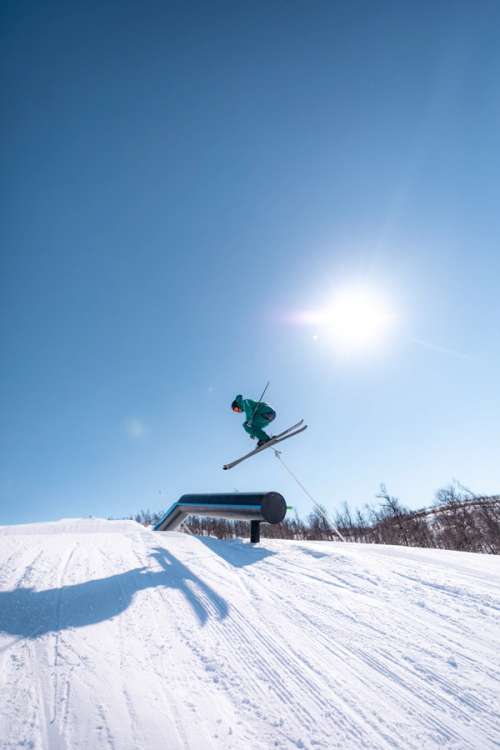 Freestyle on rails in the slopes with alpine skis.