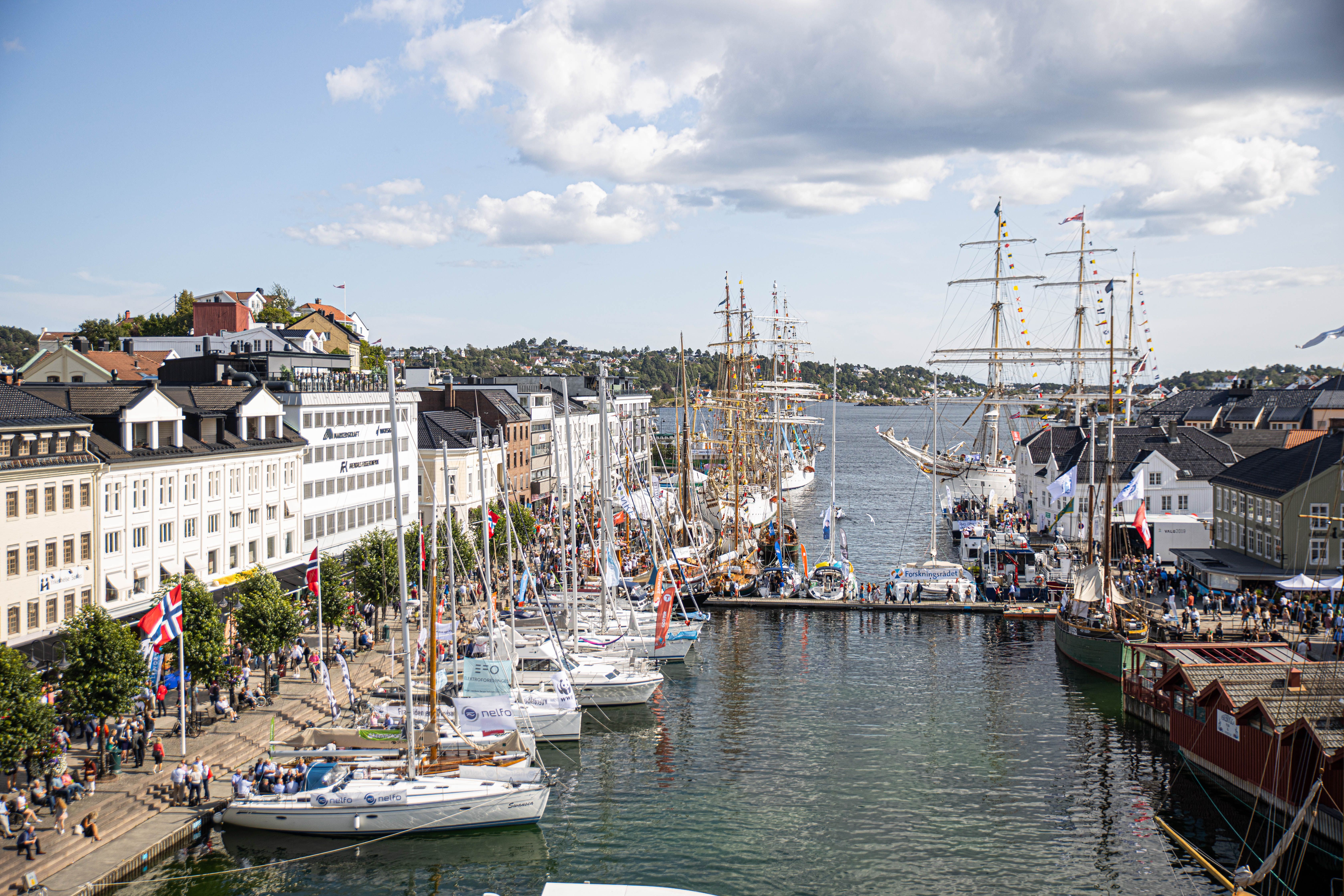 Seglbåtar i hamna i Arendal ein sommardag