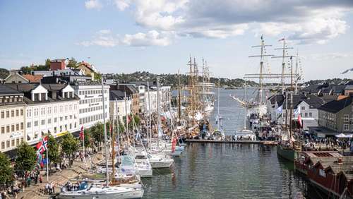 Seglbåtar i hamna i Arendal ein sommardag