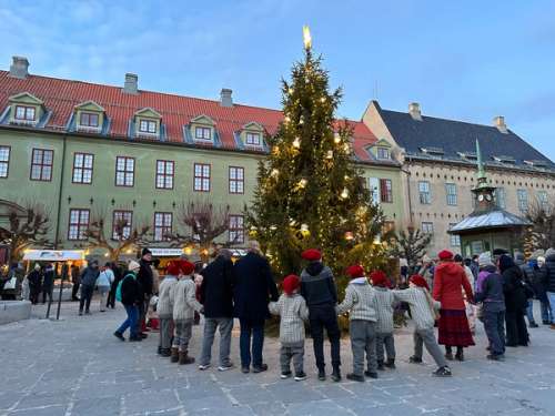 Rundgang rundt juletre på gårdsplass