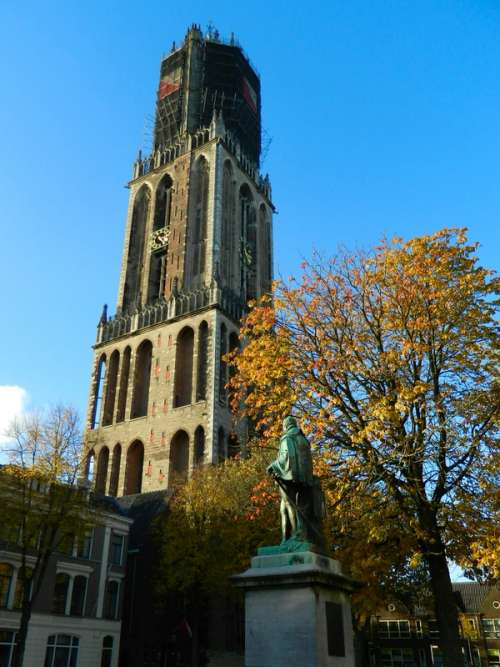 Et høyt tårn mot en blå himmel.