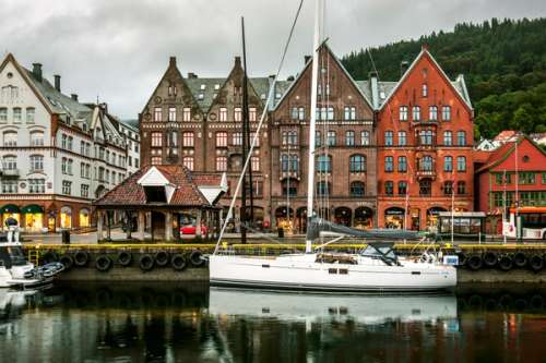 En seilbåt lagt til ved Bergen brygge.