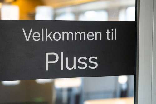 Velkomstskilt til Pluss-vognen hvor det står Velkommen til Pluss