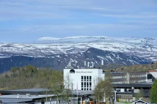 Beito Resort Hotel på Beitostølen med fjell i bakgrunnen.