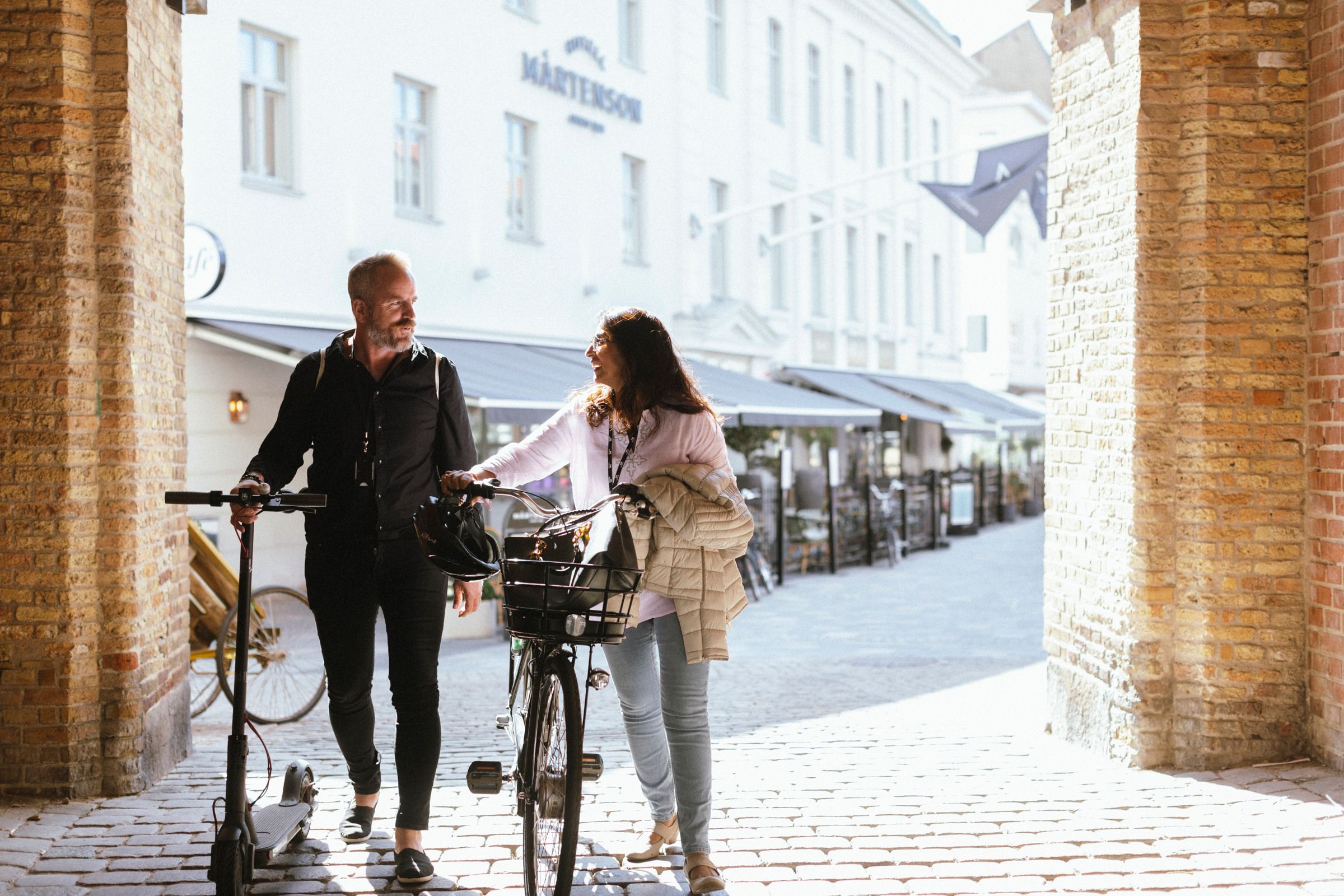 Kollegaer i sentrum med sykler