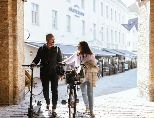 Kollegaer i sentrum med sykler