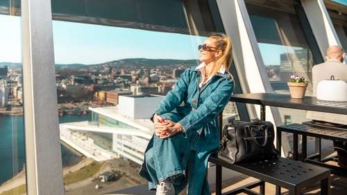 Dame på takterrasse