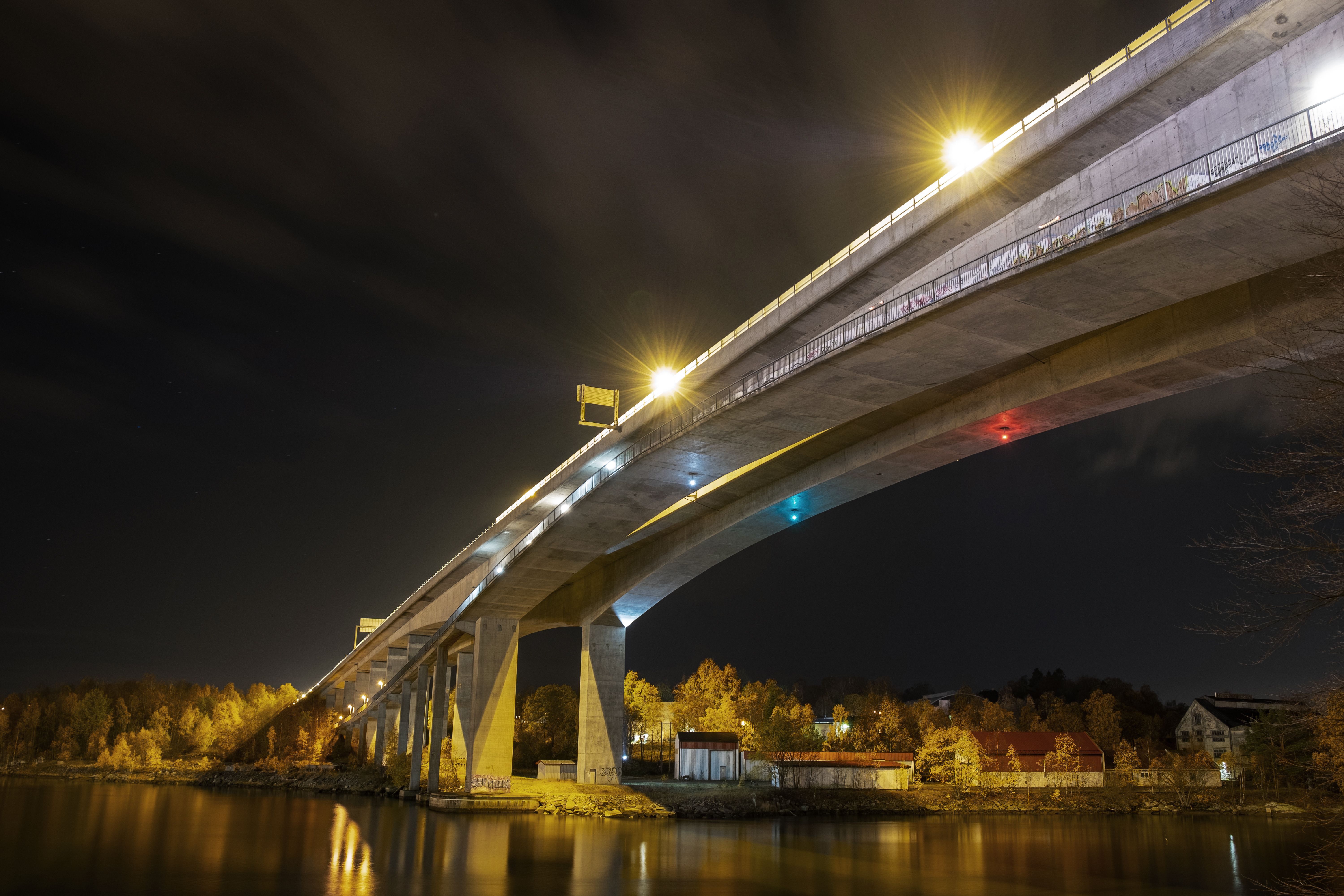 Bro i Sarpsborg om kvelden