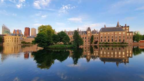De nederlandske parlamentshusene og Mauritshuis-museet med Haags mer moderne skyline bak.