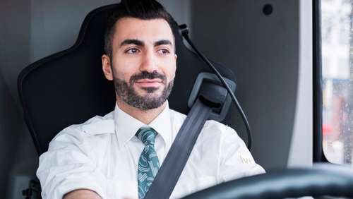 Bussjåfør kjører bussen og ser på veien