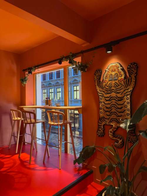 The restaurant has red floors and pink walls, a real color splash!