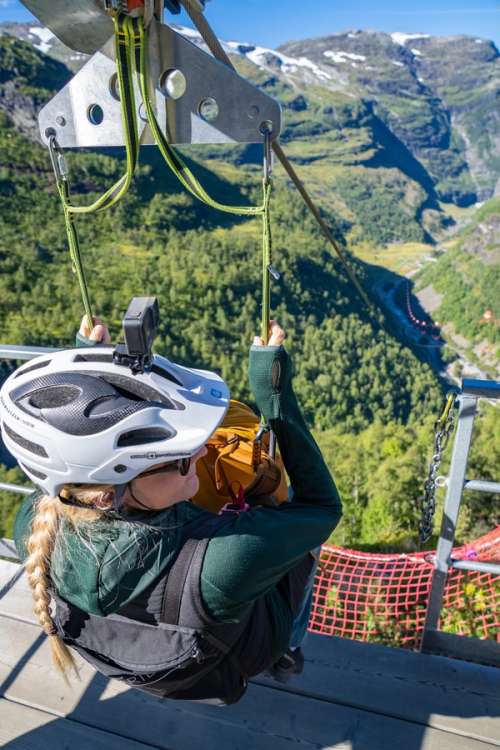 Kvinne som gjør seg klar til å kjøre zipline