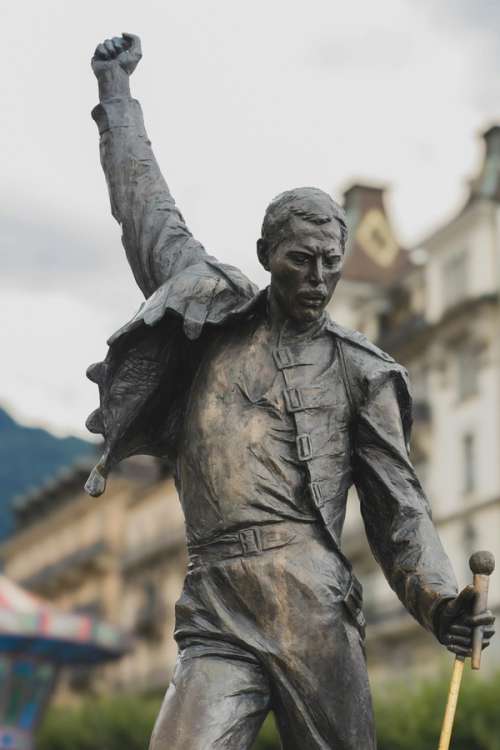 En statue av Freddie Mercury.