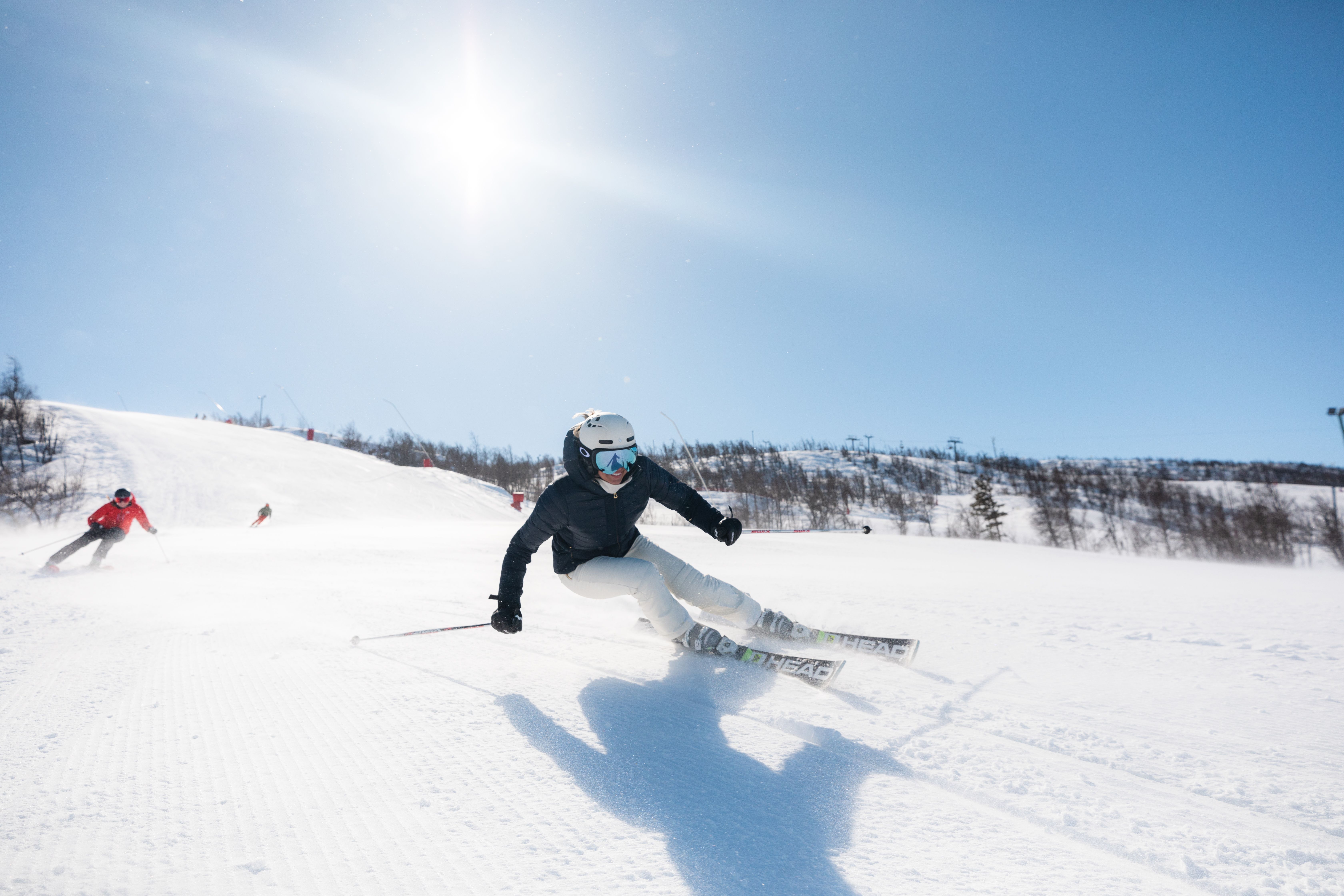 skikjører i alpinbakken i sol og fint vær