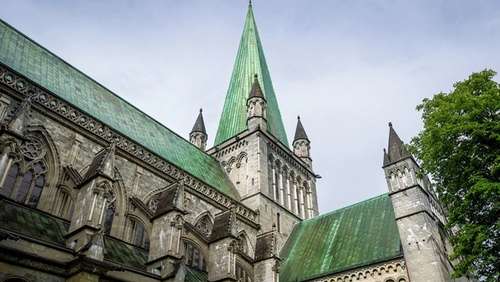 Tårn og vegg til Nidarosdomen i Trondheim