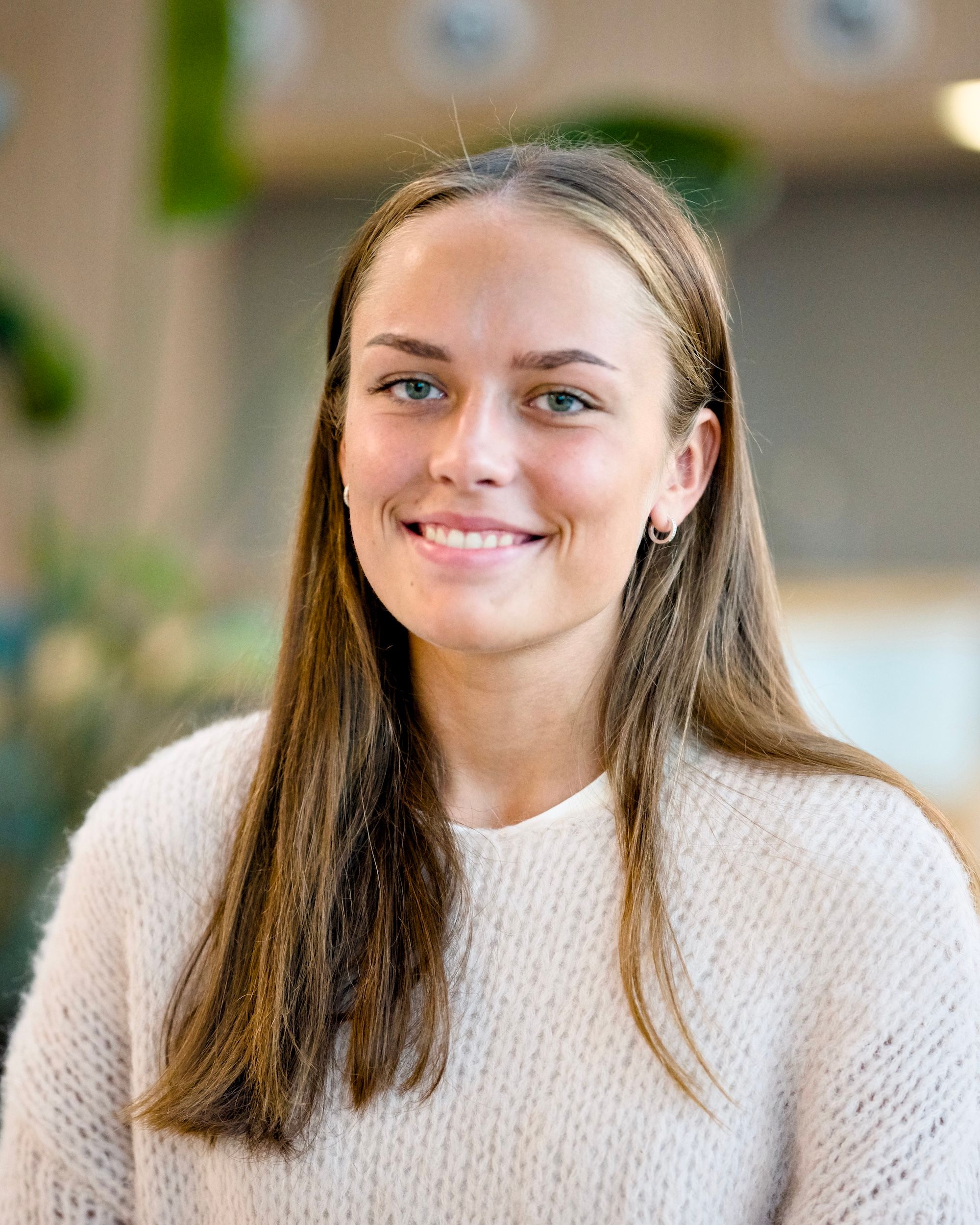 Bilde av en smilende jente.