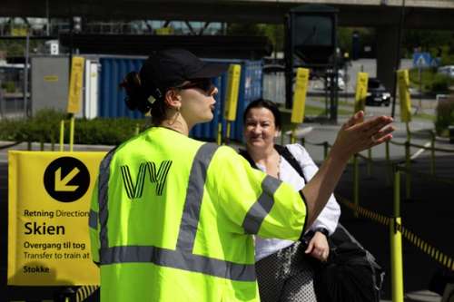 Kundeveileder viser vei på Asker stasjon