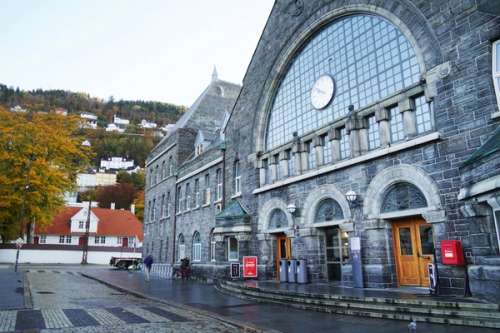 Utsiden av togstasjonen i Bergen.