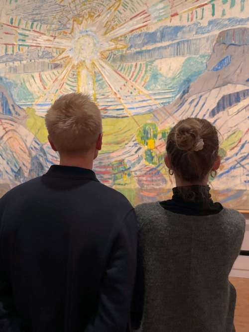 To personar framfor eit måleri på utstilling i Munchmuseet i Bjørvika.