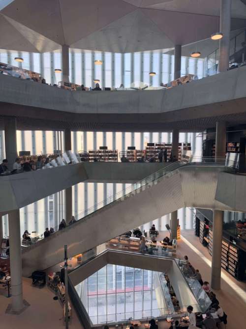 Innsida av Deichman bibliotek i Bjørvika.
