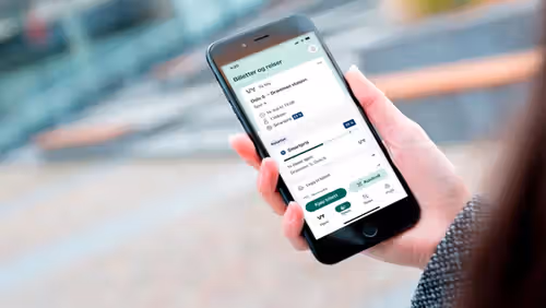 Hånd som holder en mobil.