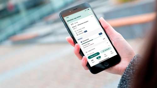 A hand holding a mobile with Smartprice on the screen