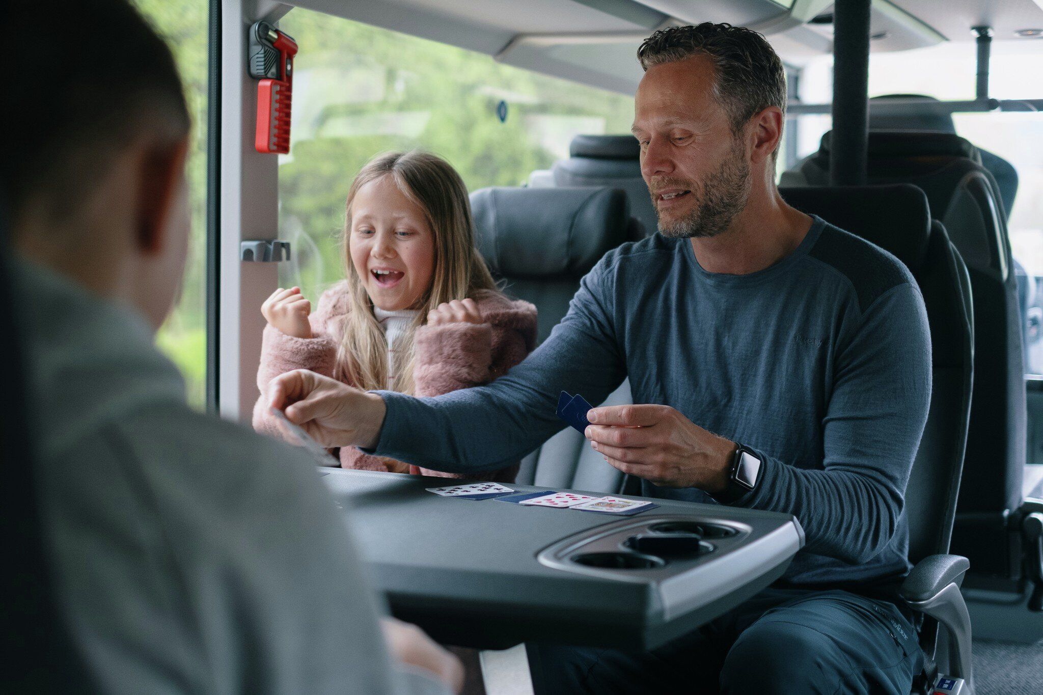 Familie på tur i dobbeldekker