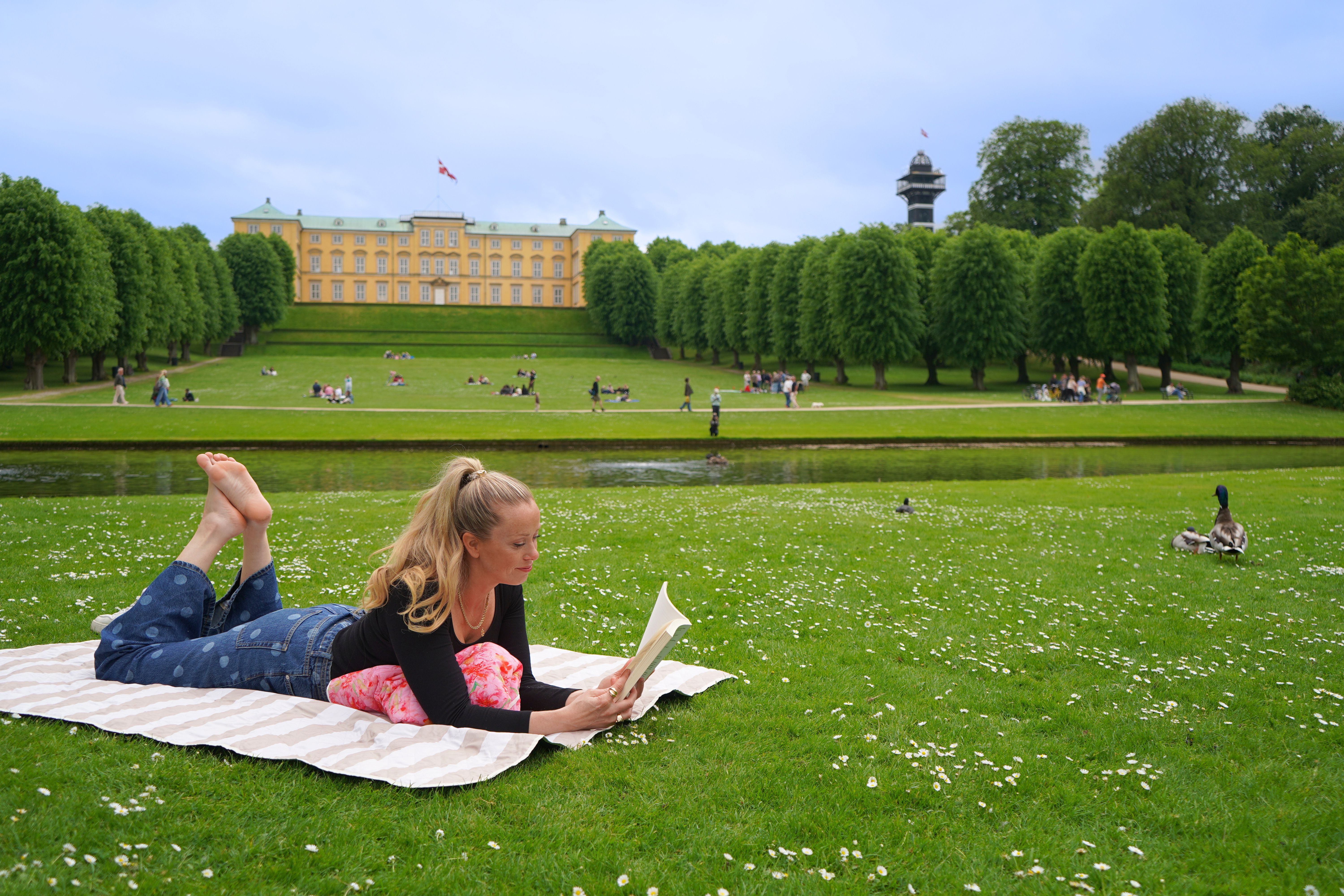 En dame i hagen til Fredriksborg Slott