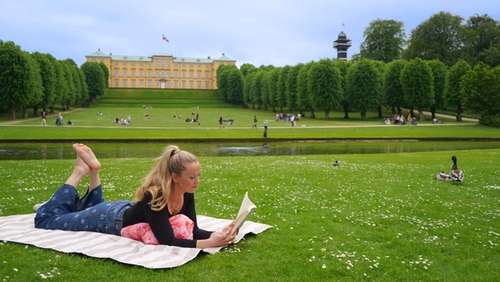 Kvinne i parken foran Frederiksborg slott