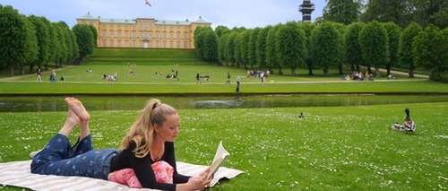 A woman in the garden of Frederiksborg Castle