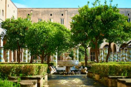 Bygning med trær i forgrunnen.