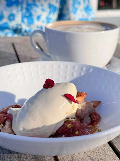 Herleg isdessert med ein kaffi latte ved sidan av.