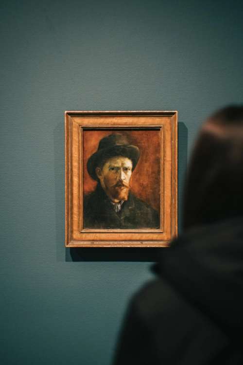 Selvportrettet til Van Gogh, maleri som henger på en grå vegg.