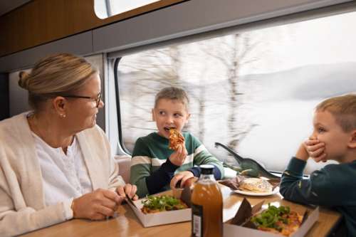 Bestemor og barnebarn spiser i kafèvognen