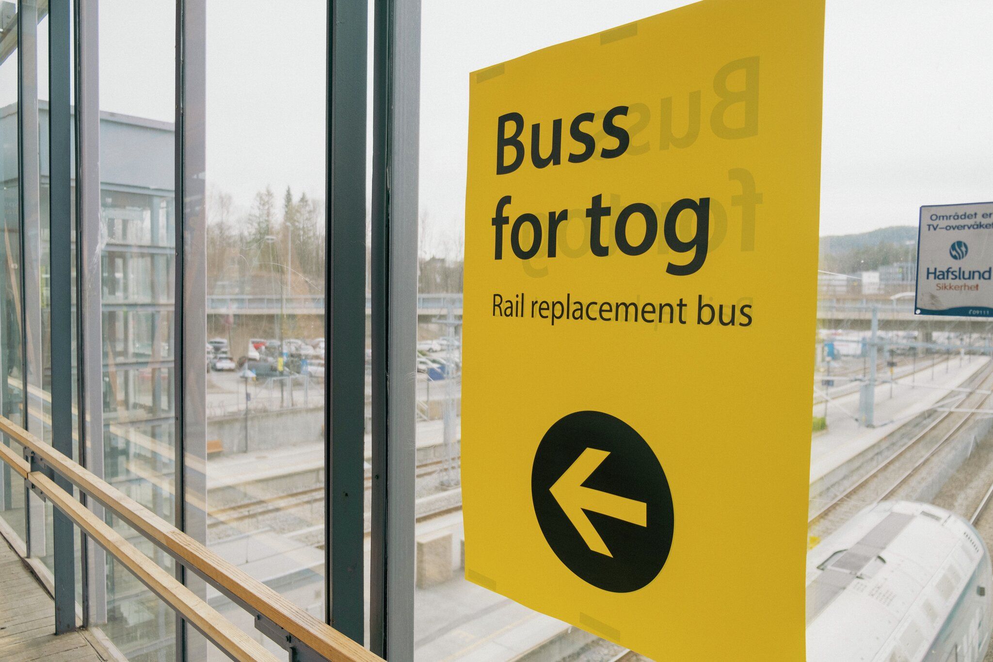 Buss for tog gult skilt