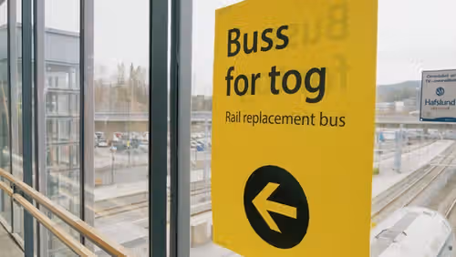 Buss for tog gult skilt