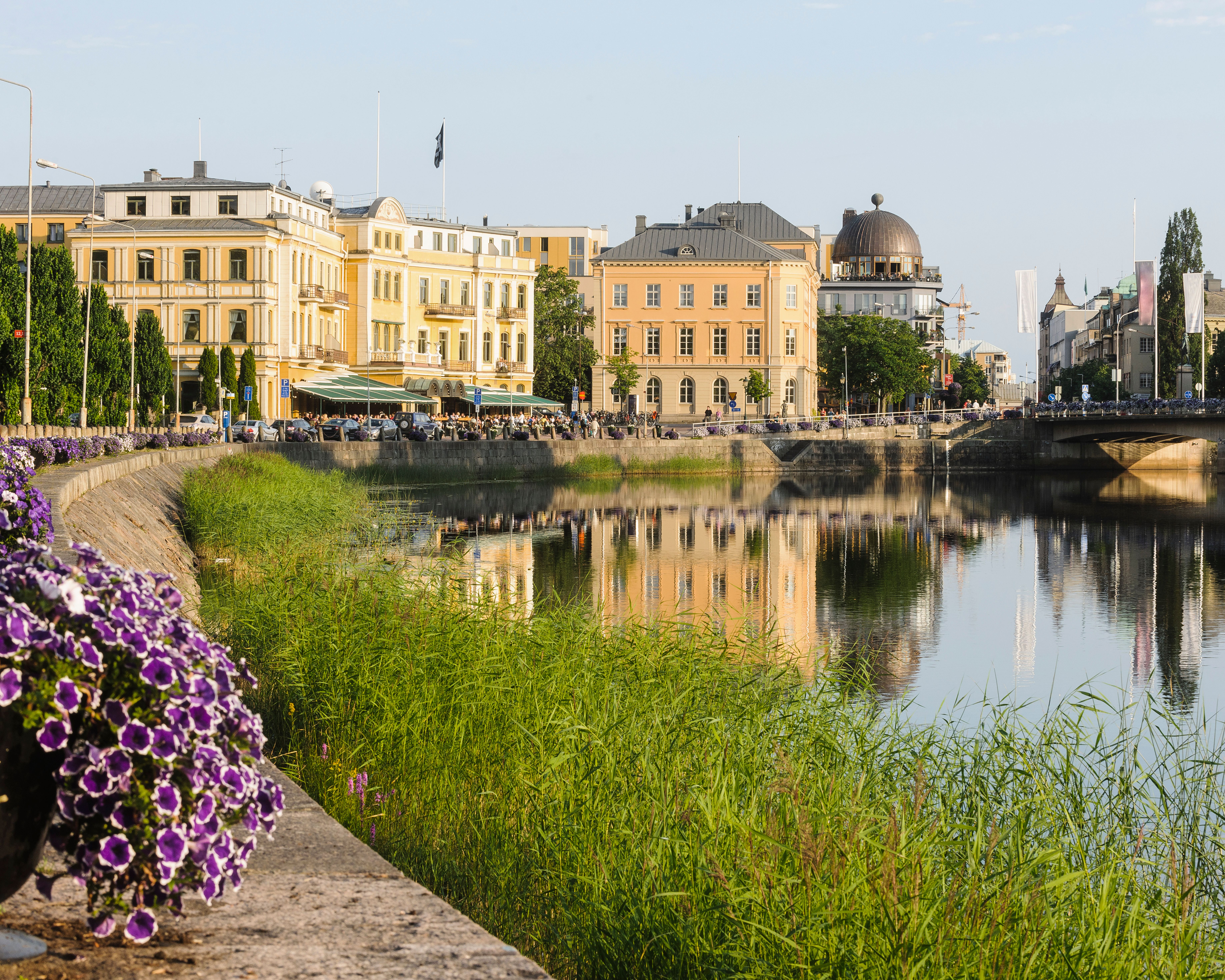 Bygninger langs elvebredden til Klarälven i Karlstad