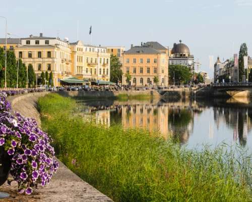 Bygninger langs elvebredden til Klarälven i Karlstad