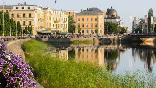Bygninger langs elvebredden til Klarälven i Karlstad