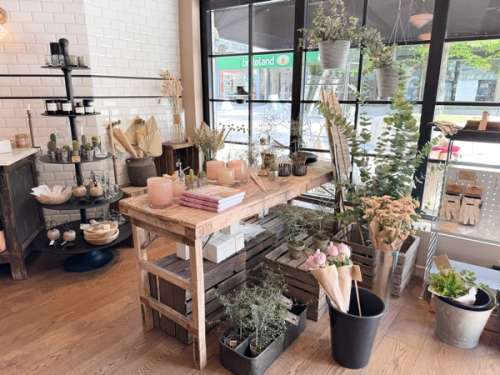 3. Blomsterbutikken Bunt har plassert ut fleire av dei fine gåveprodukta sine og snittblomster.
