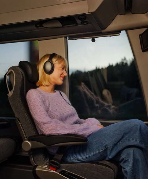 Ung kvinne i et sete på bussen