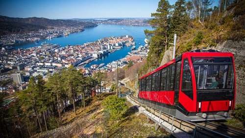 Fløybanen kjører opp fra Bergen.
