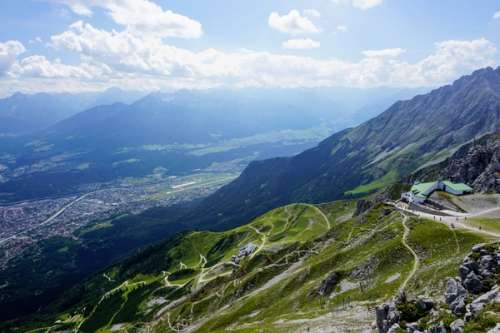 Alpene rundt Østerrike om sommeren.
