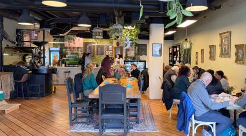 Tiara Kaffebrenneri's cozy premises with plants and many seating areas.