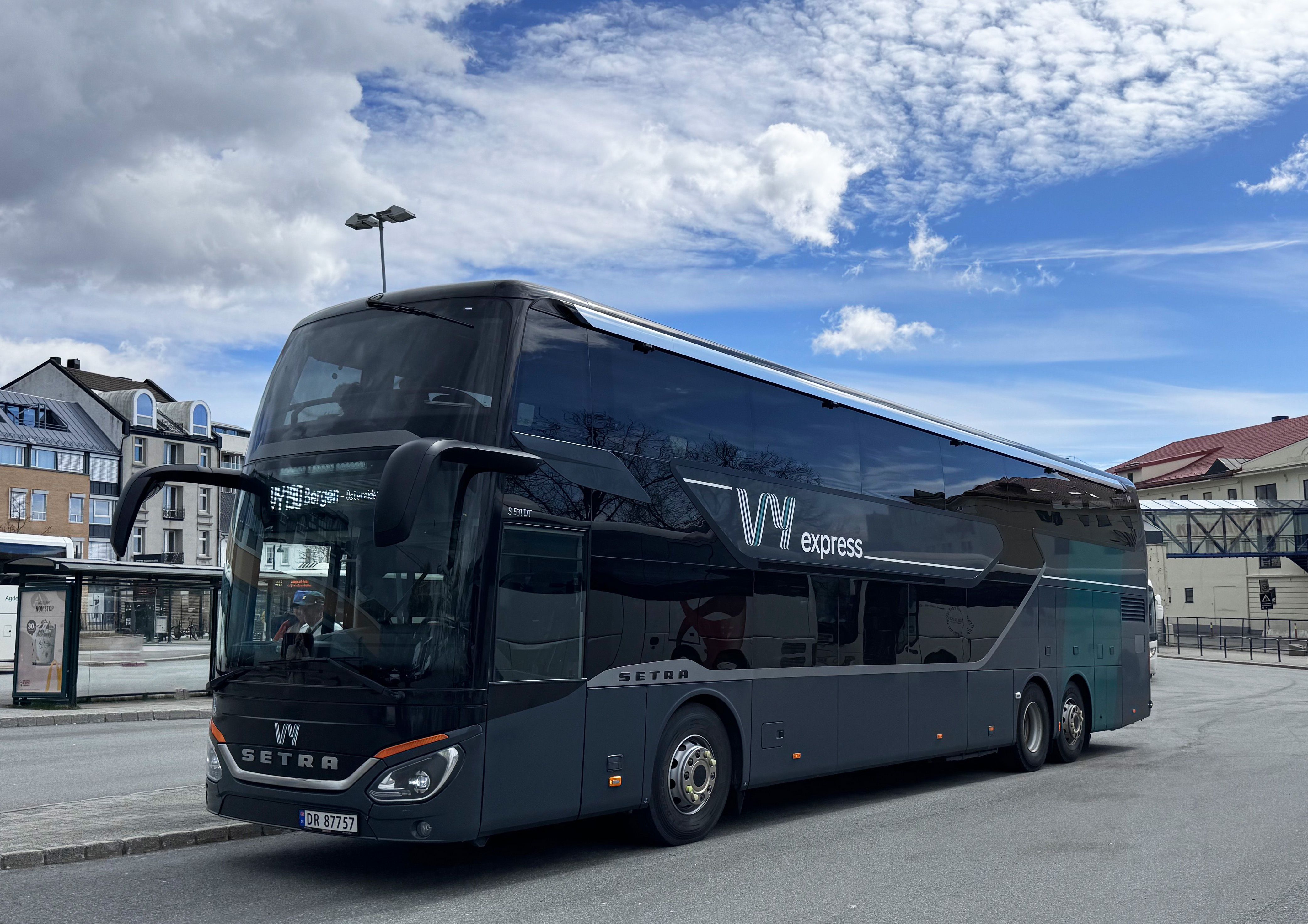 En dobbeldekkerbuss fra Vy som står parkert på rutebilstasjonen i Kristiansand.