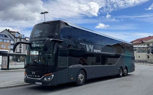En Vy-buss parkert på Kristiansand rutebilstasjon