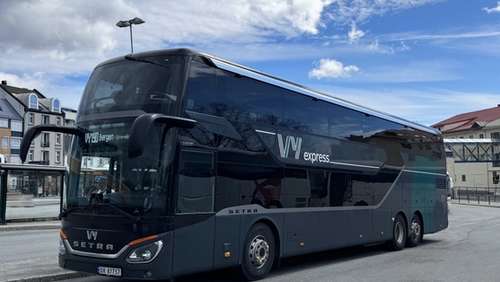 En dobbeldekkerbuss fra Vy som står parkert på rutebilstasjonen i Kristiansand.